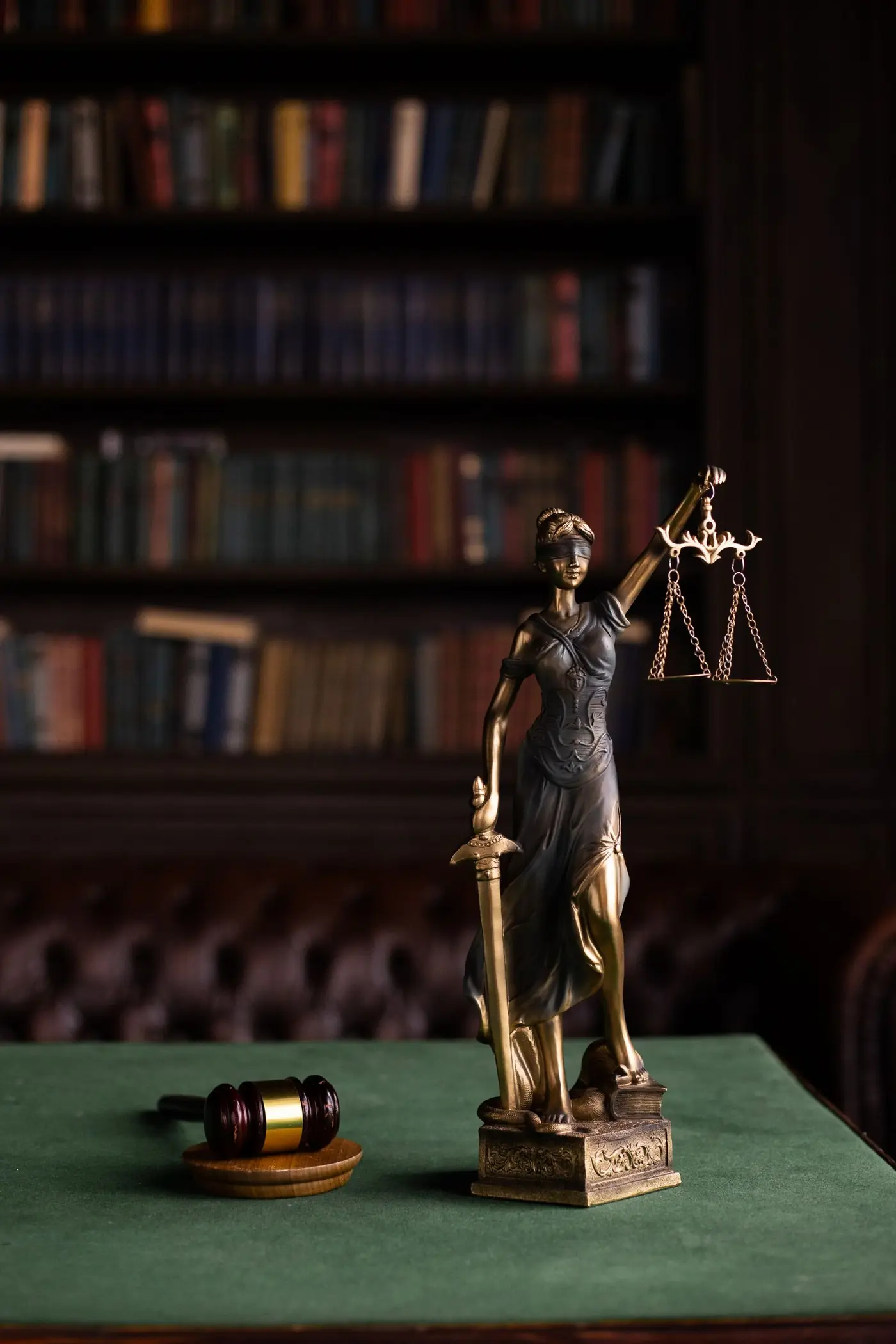 Figura de la justicia y un mazo sobre un escritorio