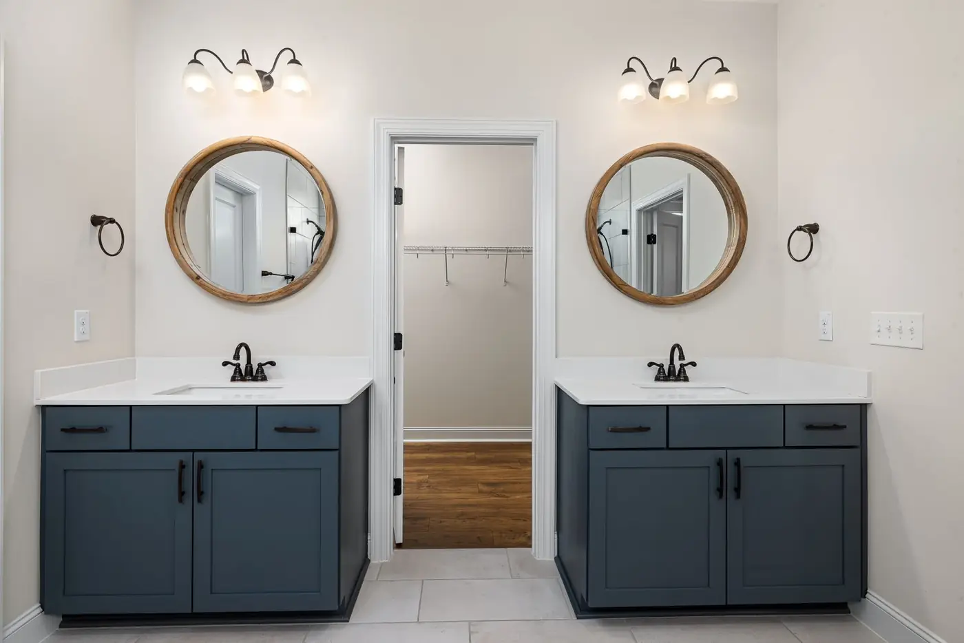 Baño con dos lavabos y mueble de madera