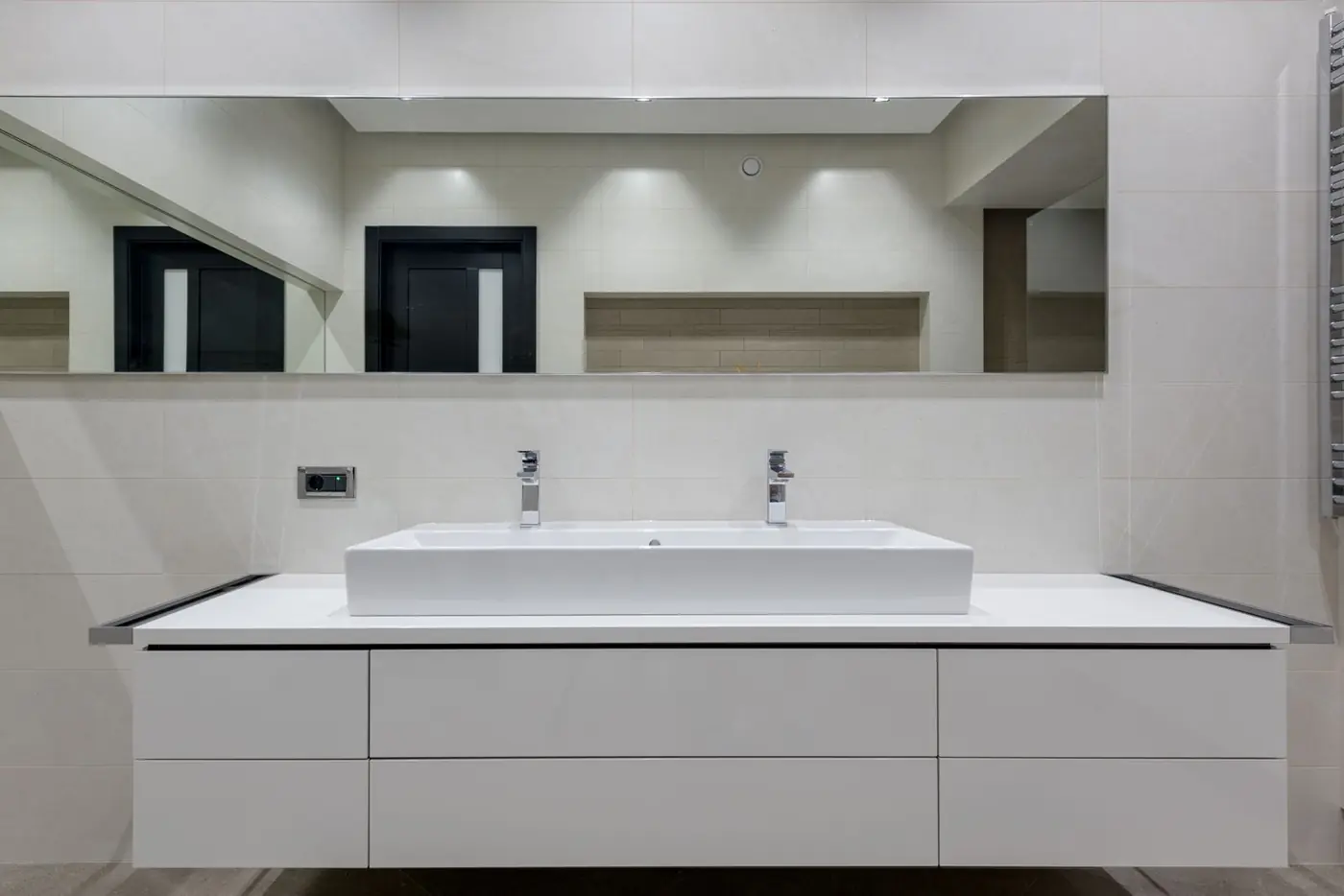 Mueble de baño de madera con lavabo blanco