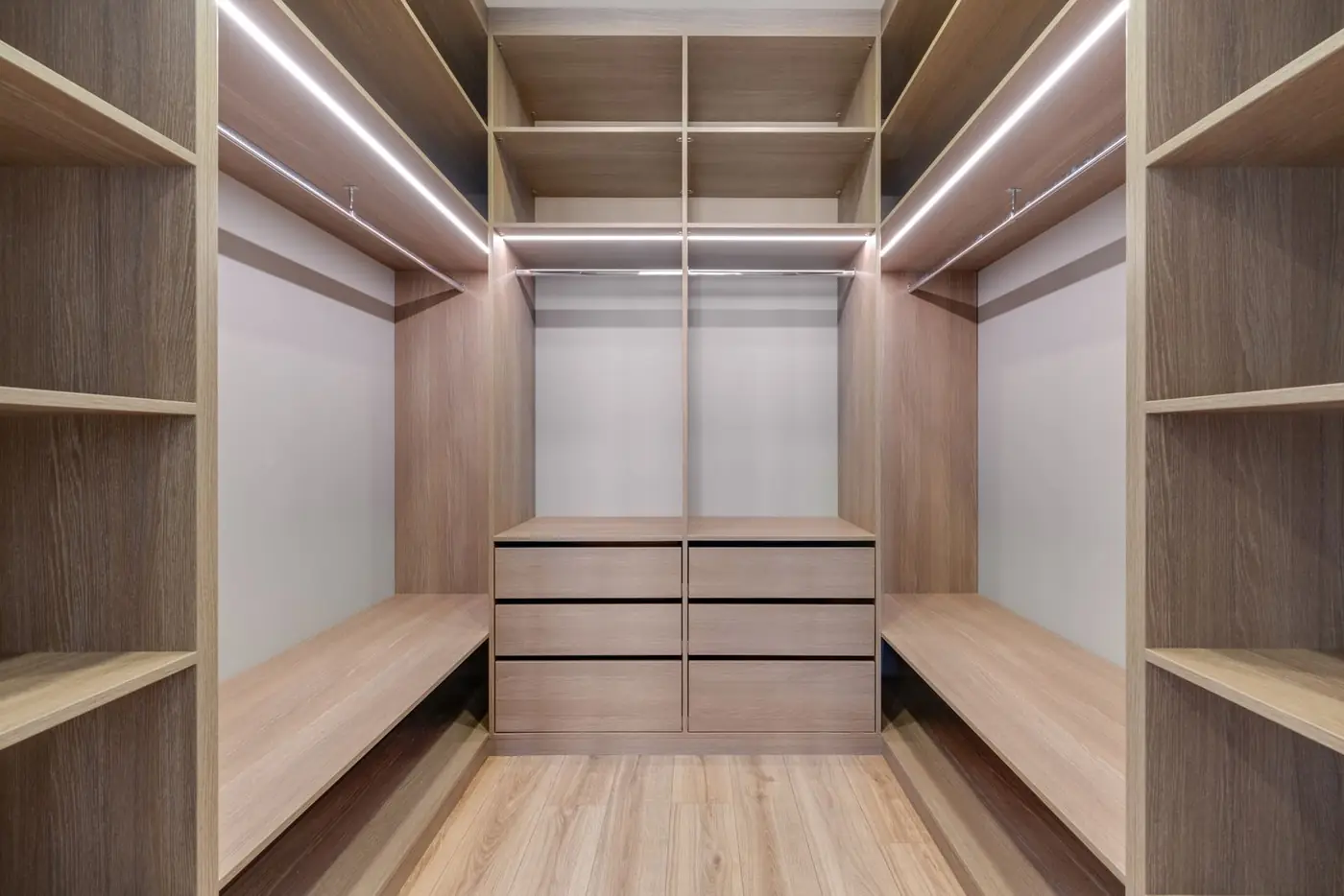 Closet de madera con cajones y tubo para colgar