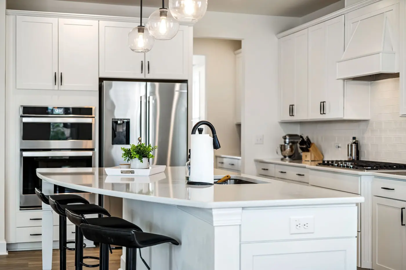 Cocina blanca contemporánea con isla de madera y cubierta clara