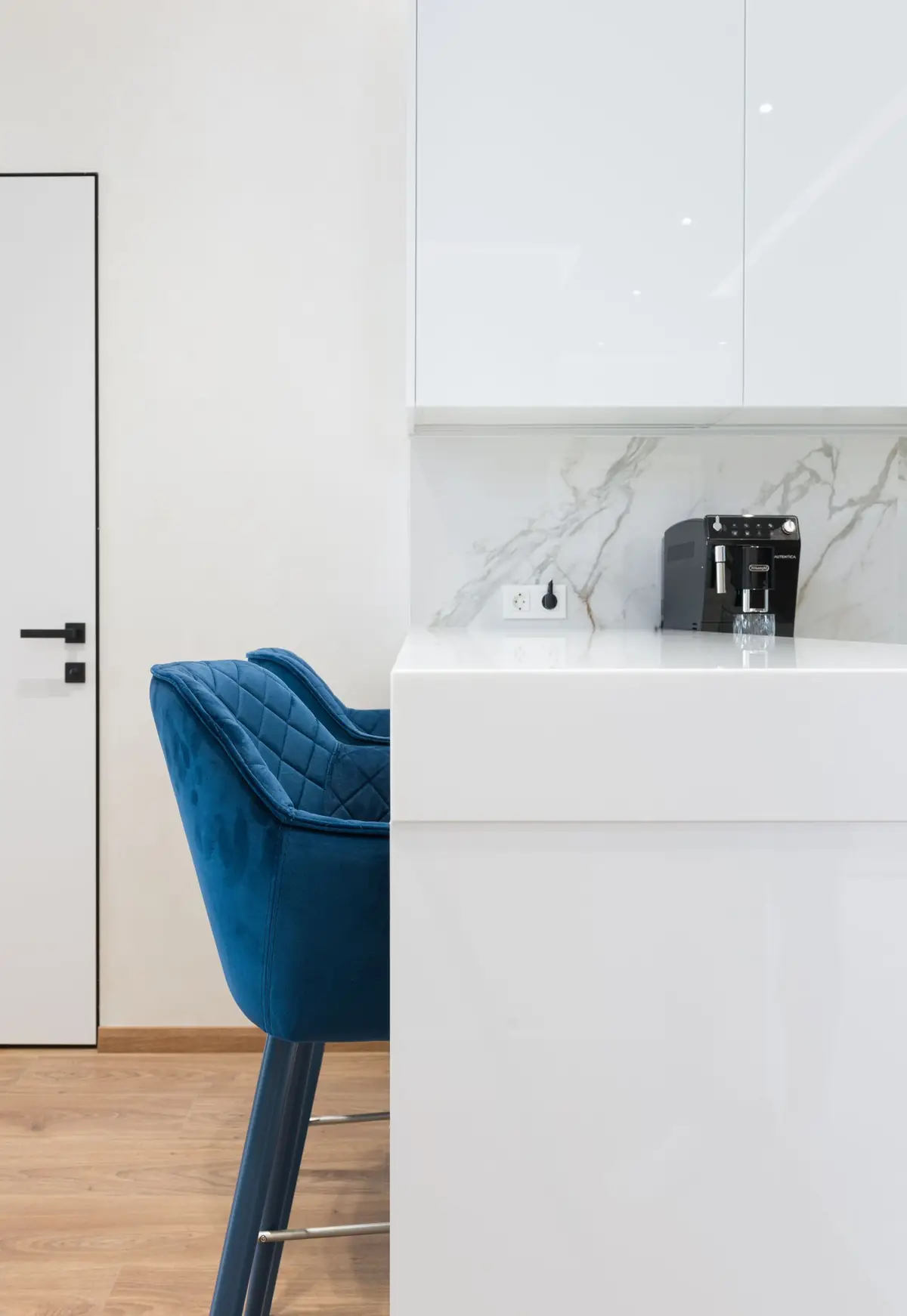 Cocina de madera cálida con isla