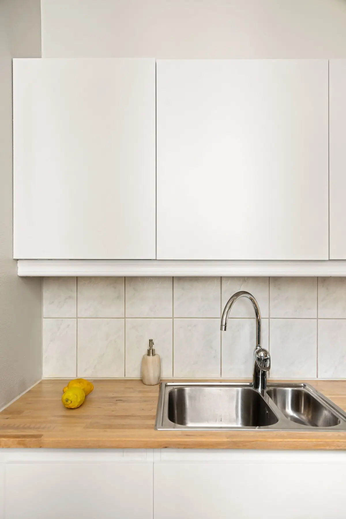Cocina blanca con ventanal y barra