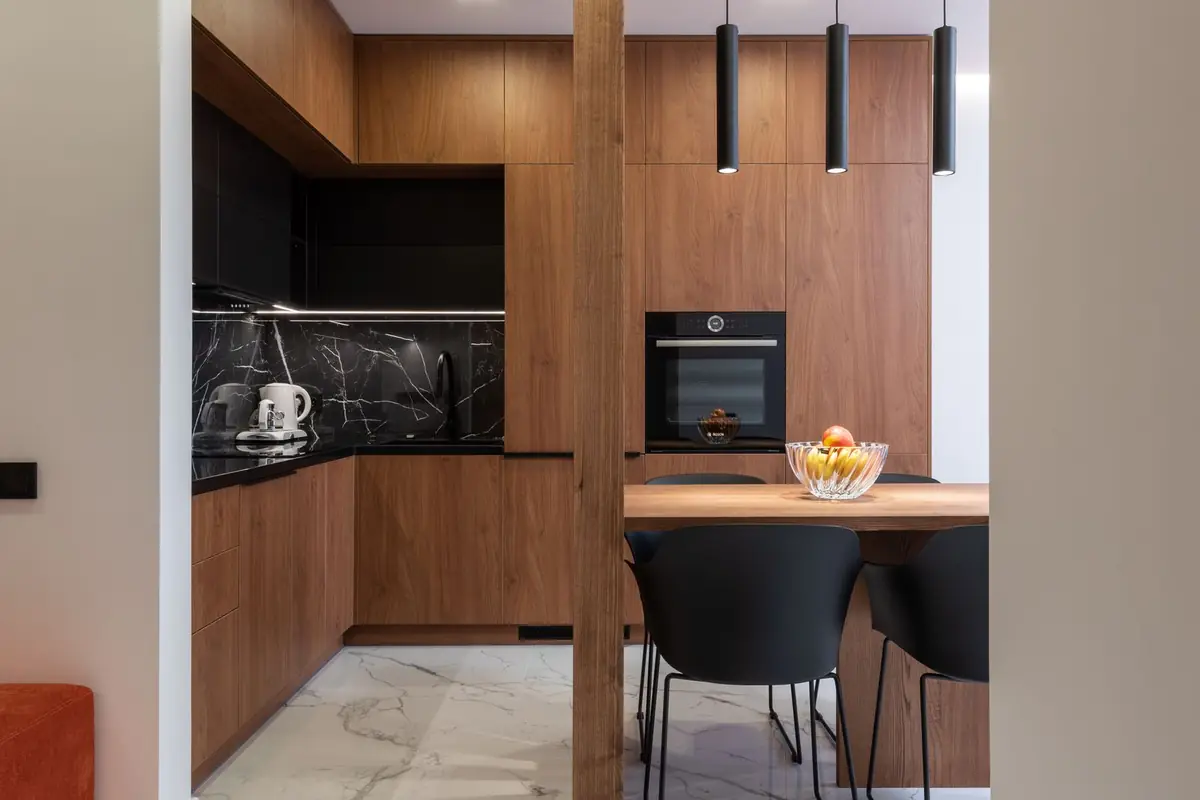 Cocina de madera clara con comedor