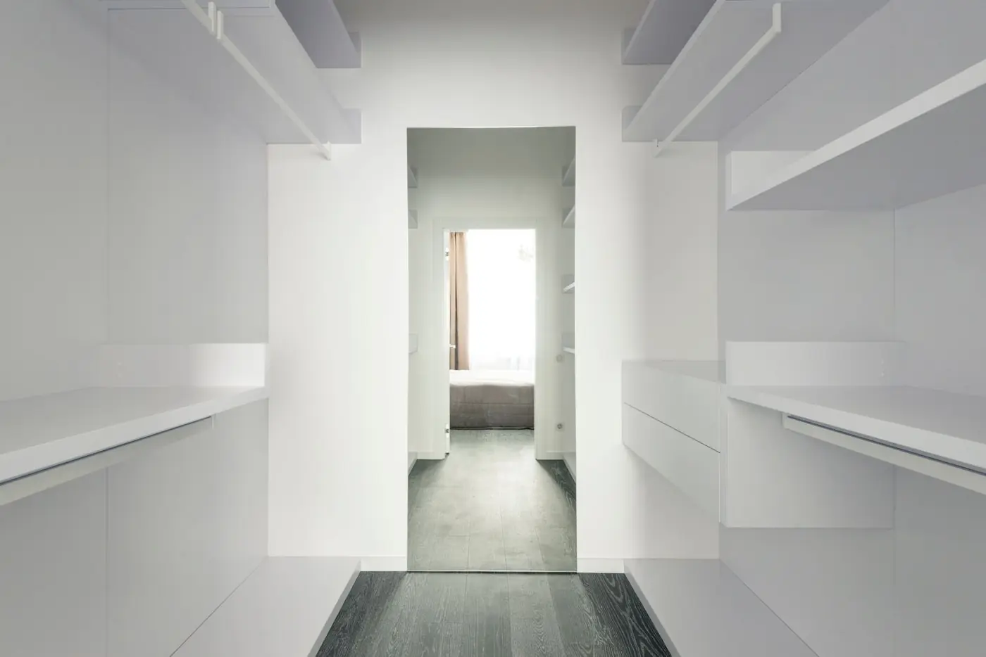 Vestidor abierto con entrepaños blancos