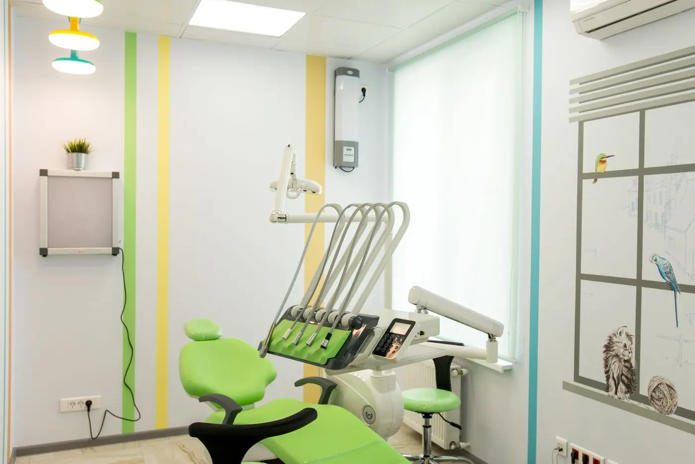 Sala dental con sillón verde y equipo