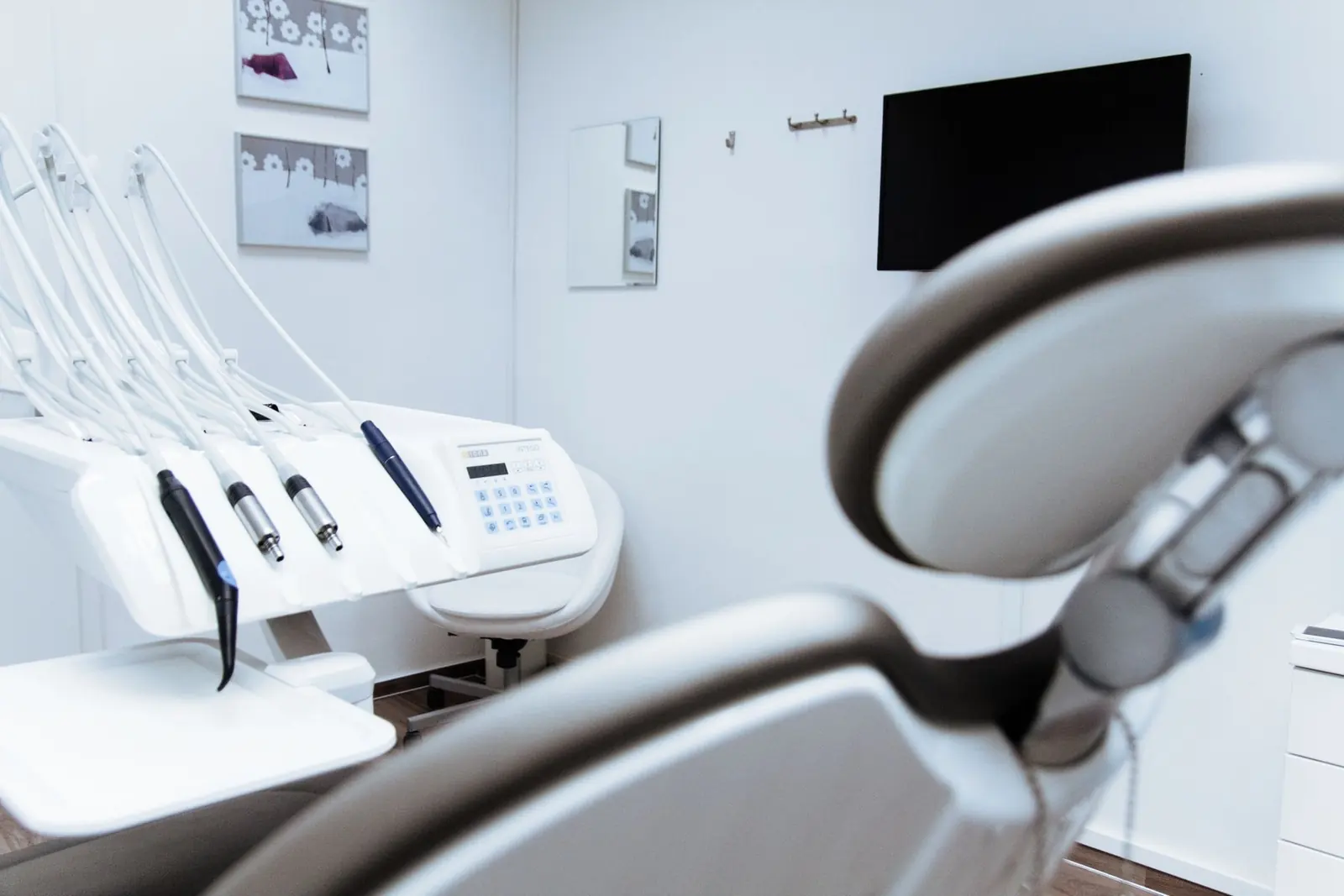 Consultorio dental luminoso con sillón y lámpara