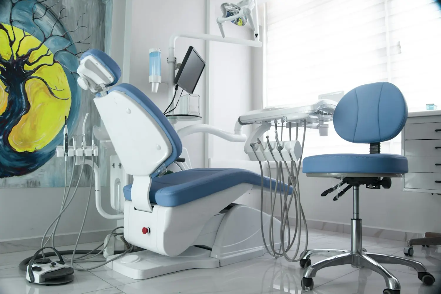 Sillón dental azul en un consultorio