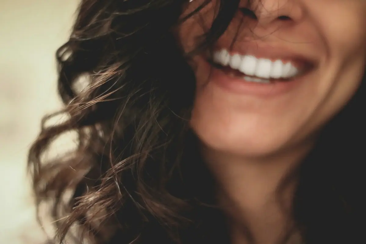 Retrato de archivo de una mujer sonriendo