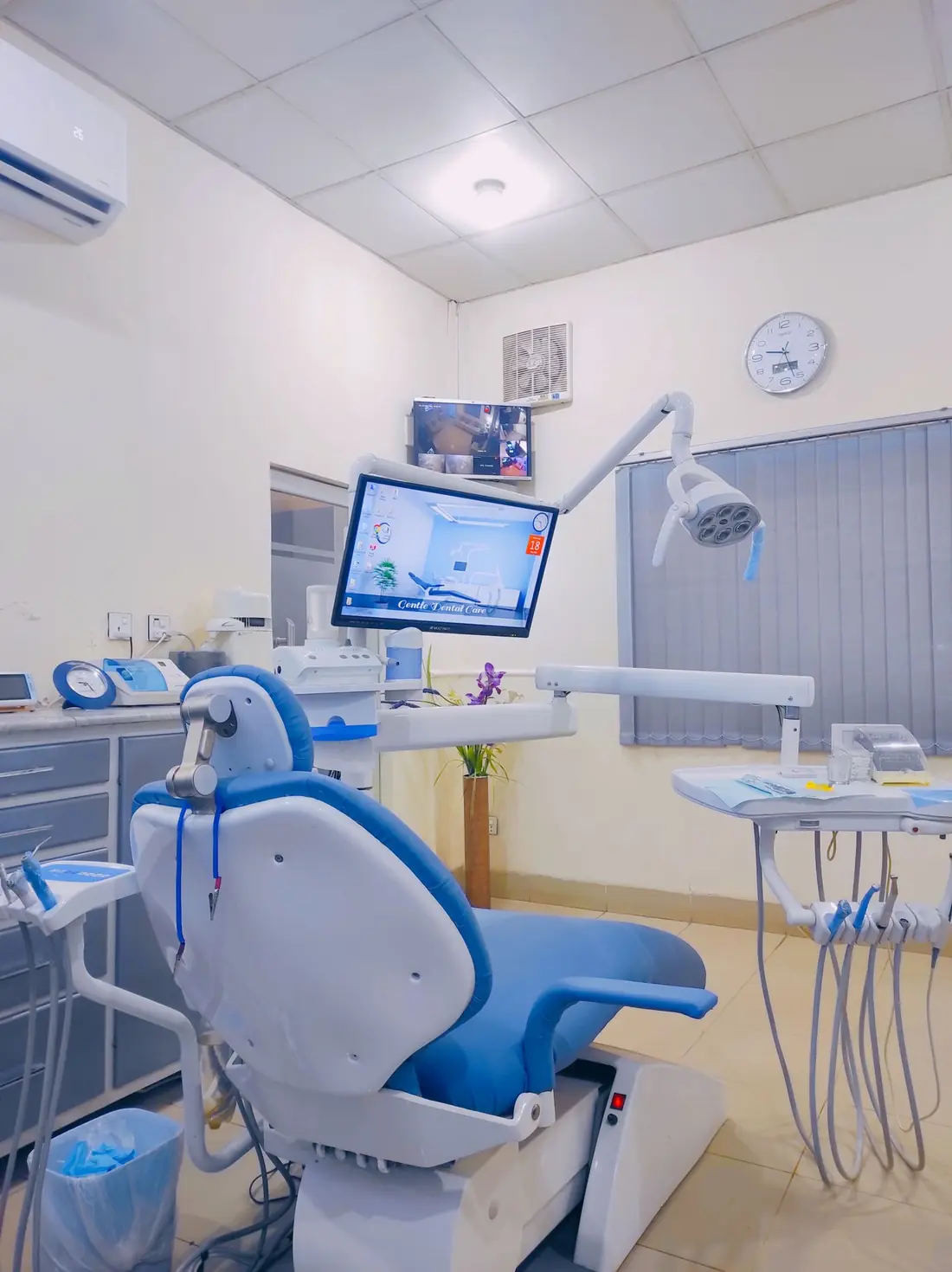 Instrumental dental sobre una bandeja